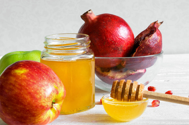 蜂蜜、リンゴ、ザクロ。新年祭のための伝統的な料理 - 写真・画像