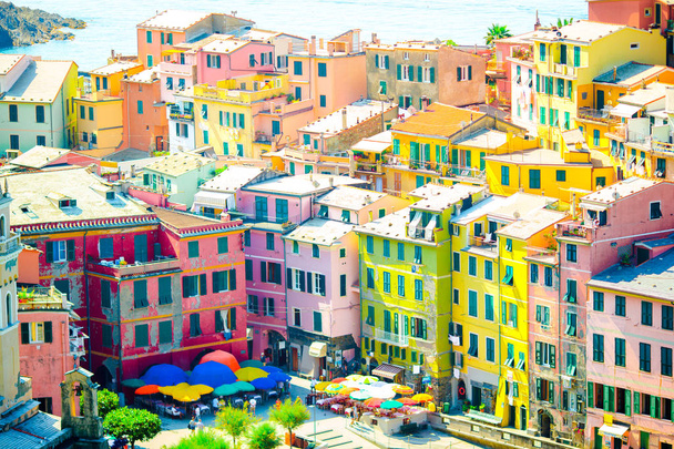 Vue sur la belle ville de Vernazza d'en haut. Vernazza est l'un des vieux villages les plus populaires de Cinque Terre, Italie
 - Photo, image