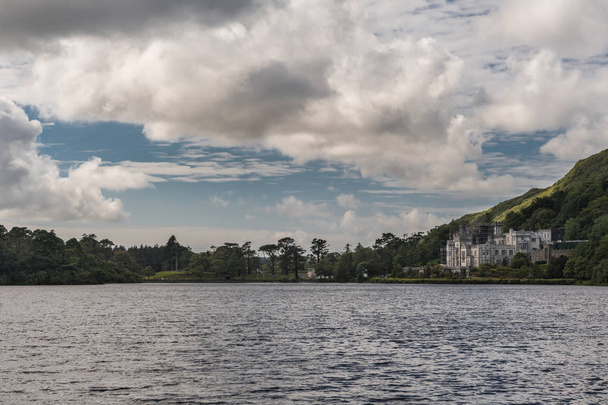 Аббатство Килмор видно с плотины Поллакапол Лох, Ирландия
. - Фото, изображение