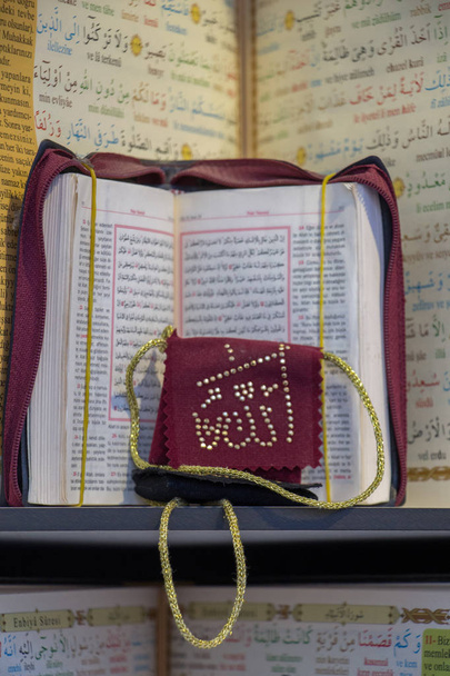 Ісламська Священному Корану книги на полиці ринку - Фото, зображення