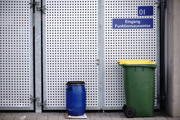 Odpadní Kontejner před bránou - Fotografie, Obrázek