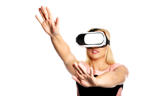 Женщина с VR устройством
 - Фото, изображение