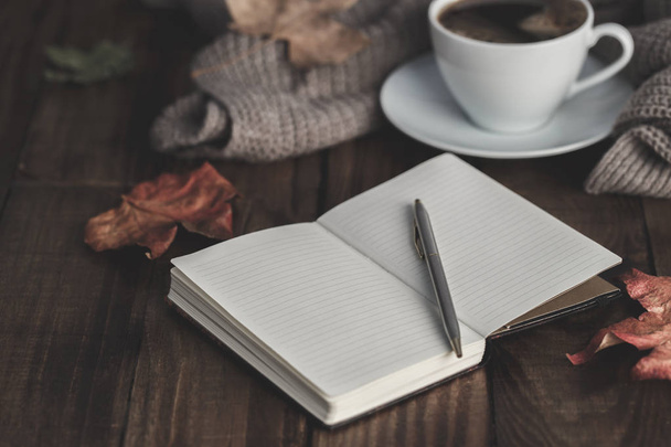 Caderno, caneta e café
 - Foto, Imagem