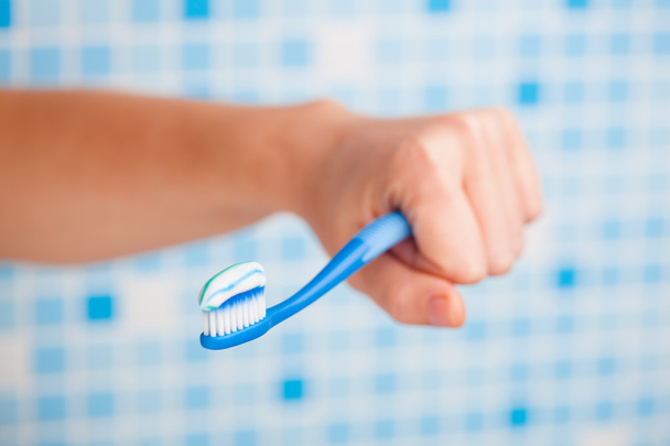 mão segurando escova de dentes
 - Foto, Imagem