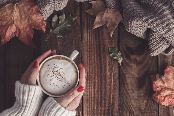 Horká káva a podzimní listí - Fotografie, Obrázek