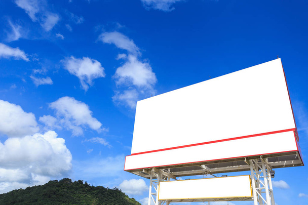 Büyük beyaz boş reklam billboard. Tasarım ve mekan reklam için - Fotoğraf, Görsel