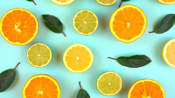 ブルー ・ アクア ・ テーブルの混合の柑橘系の果物 - 写真・画像