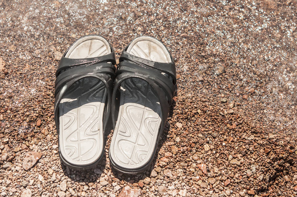 Zapatillas en la playa
 - Foto, imagen