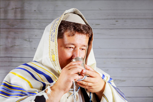 Juutalainen palvelu lauantaina Kiddush seremonia
 - Valokuva, kuva