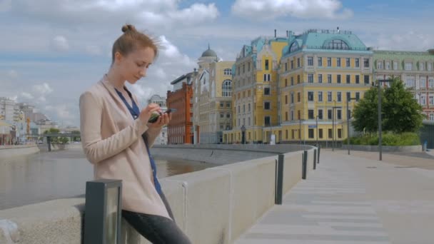 Mujer usando smartphone - Metraje, vídeo