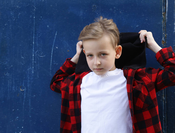 Портрет блондинки-хлопчика повсякденний стиль, модна стрижка
 - Фото, зображення