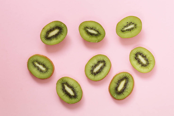 Organic green kiwi fruit sliced into slices - 写真・画像