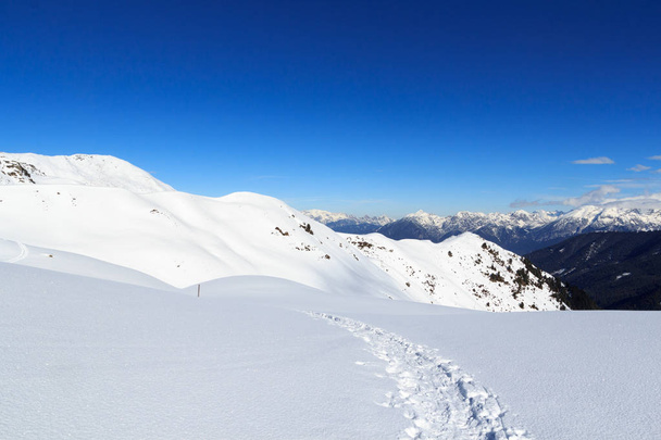 Dağ panorama Stubai Alps, Avusturya için kışın kar ve Karayak izi ile - Fotoğraf, Görsel