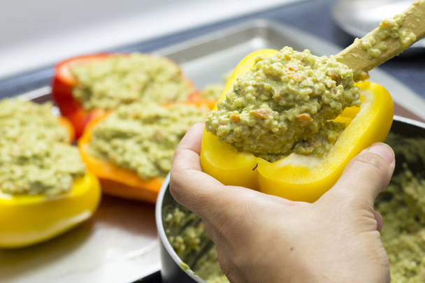 Paprika gevuld met quinoa en avocado pesto - Foto, afbeelding
