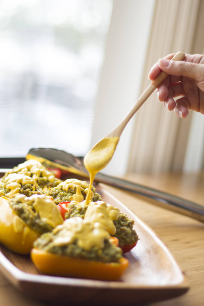 Paprika gefüllt mit Quinoa und Avocado-Pesto - Foto, Bild