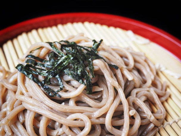 Традиционная японская еда соба лапша в красной миске
 - Фото, изображение