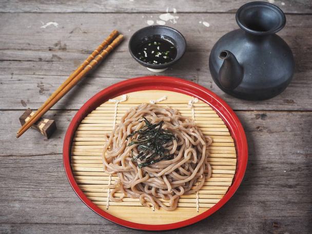 Tradiční japonské jídlo soba nudle v červené misky - Fotografie, Obrázek