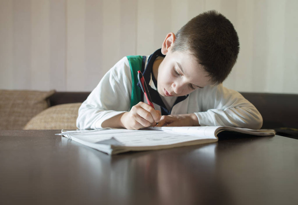 Junge macht seine Hausaufgaben - Foto, Bild
