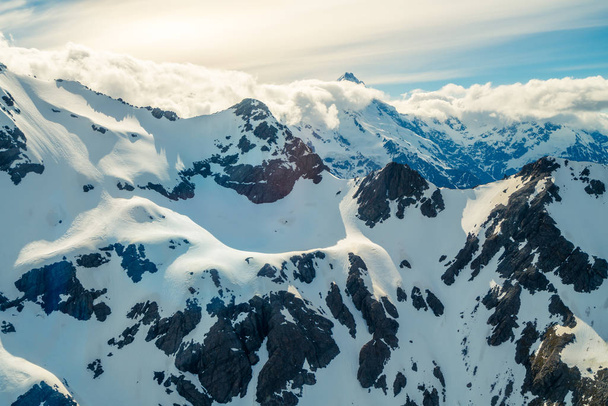 Paesaggio invernale della catena montuosa della neve
 - Foto, immagini