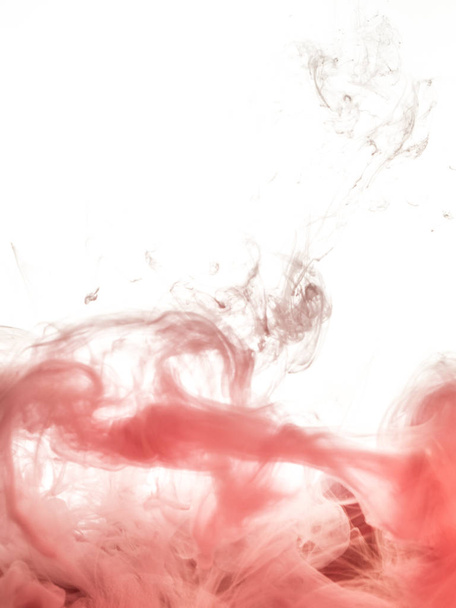 Tintenwirbel im Wasser isoliert auf weißem Hintergrund. die Farbe im Wasser. weiche Verteilung eines Tropfens rosa Tinte in Wasser Nahaufnahme. Abstrakter Hintergrund. Explosion von Spritzern gelbe Acrylfarbe - Foto, Bild