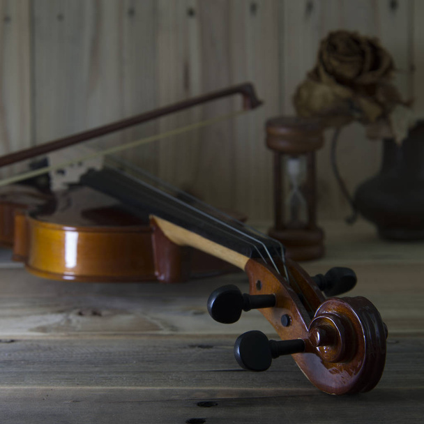 Violino su un tavolo rustico in legno, arte e musica concetto
 - Foto, immagini
