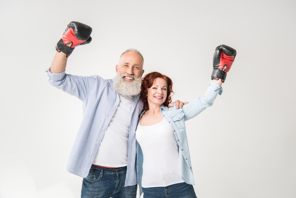 mature couple in boxing gloves - Foto, afbeelding