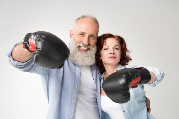 couple mature en gants de boxe
 - Photo, image