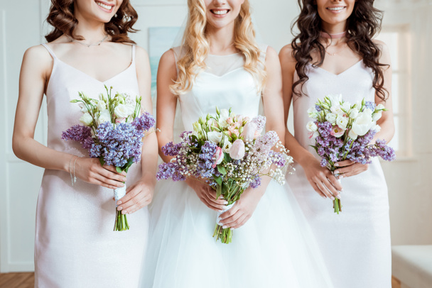 Braut mit Brautjungfern mit Blumensträußen - Foto, Bild