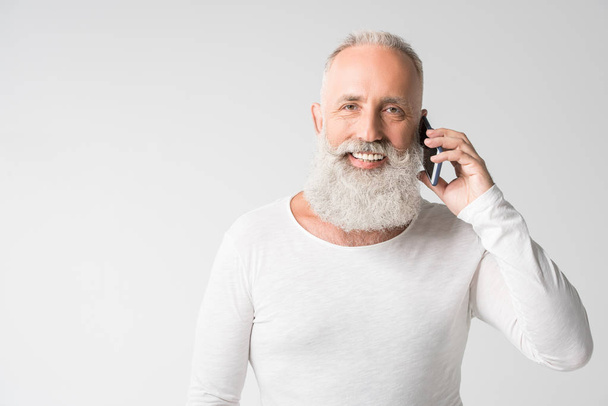 hombre mayor hablando en smartphone
 - Foto, imagen