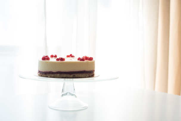 cheesecake with berries on stand - Foto, Imagem