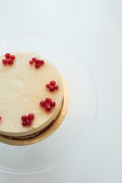 cheesecake with berries on stand - Φωτογραφία, εικόνα