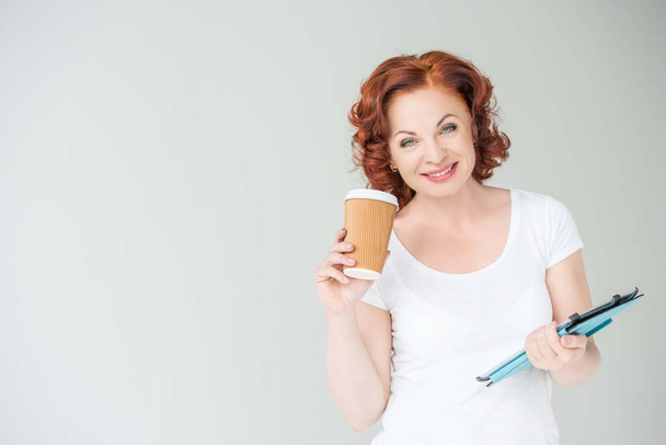 nainen kahvin ja tabletin kanssa
 - Valokuva, kuva