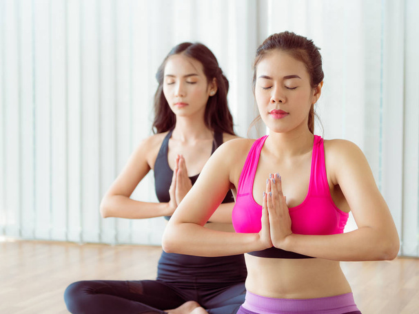 Mujeres practicando yoga posan en clase de gimnasia fitness
 - Foto, imagen