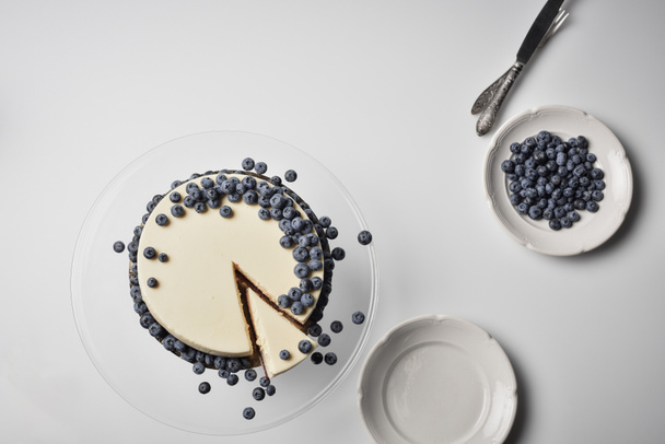 gesneden cheesecake met bosbessen - Foto, afbeelding