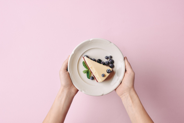 woman holding slice of cheesecake - Valokuva, kuva