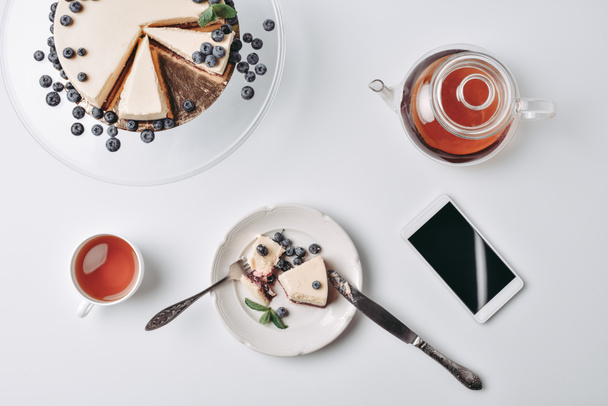 slice of cheesecake with blueberries and tea - Foto, Bild