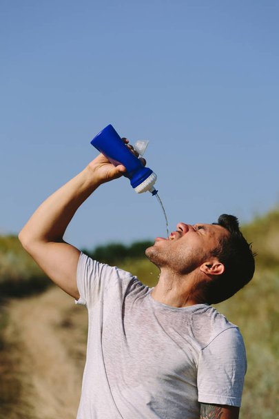 Sediento persona beber agua en la naturaleza
 - Foto, imagen