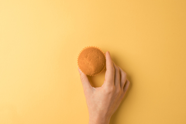 hand holding muffin - Фото, зображення