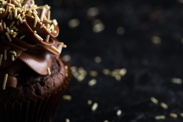 chocolate cupcake with frosting - Фото, зображення