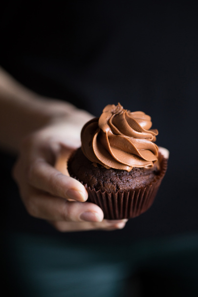 hand with chocolate cupcake - Фото, зображення