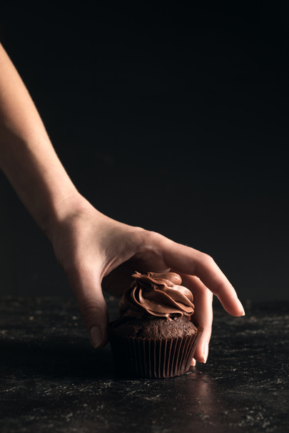 hand with chocolate cupcake - Zdjęcie, obraz
