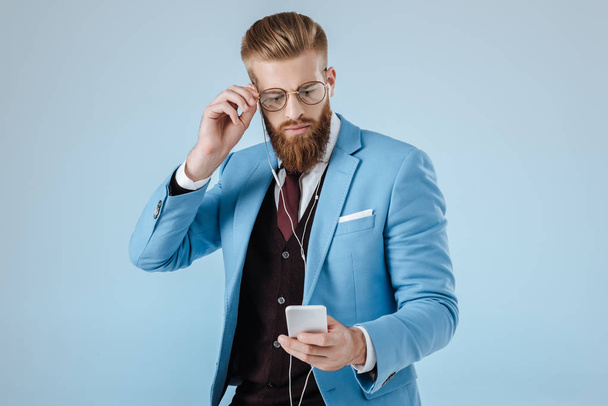 stylish man in earphones with smartphone - Foto, imagen