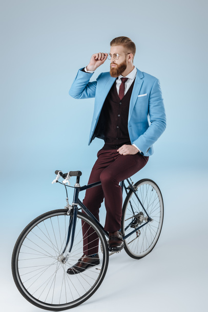 自転車でスーツを着たファッショナブルな男 - 写真・画像