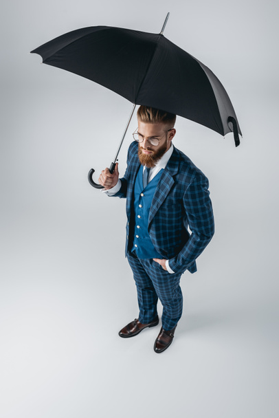 bell'uomo in completo con ombrello
 - Foto, immagini