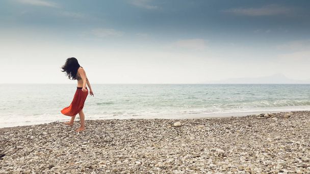 Młoda kobieta spaceru sam w boso na brzegu - Zdjęcie, obraz