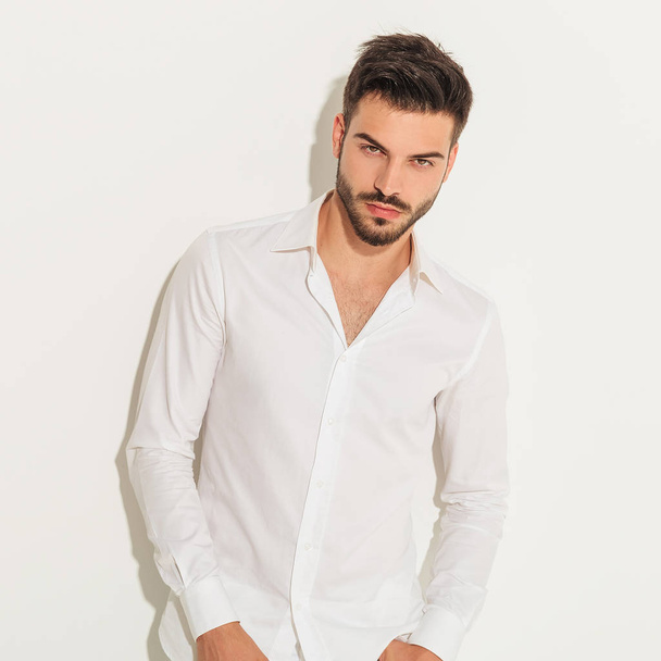 young man in white shirt  - Foto, imagen