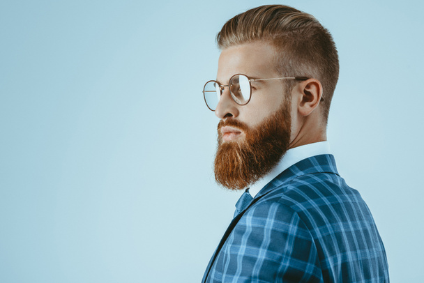 Mann mit Brille und stylischer Frisur - Foto, Bild