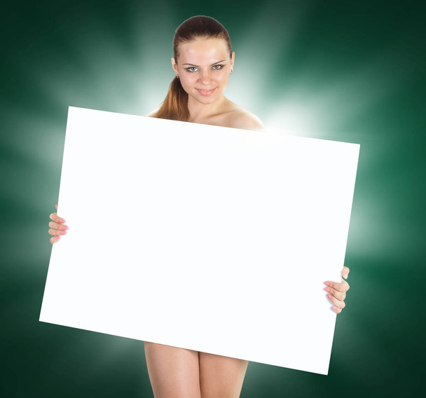 Krásná mladá žena s bílé prázdné prázdné pozice v studi - Fotografie, Obrázek
