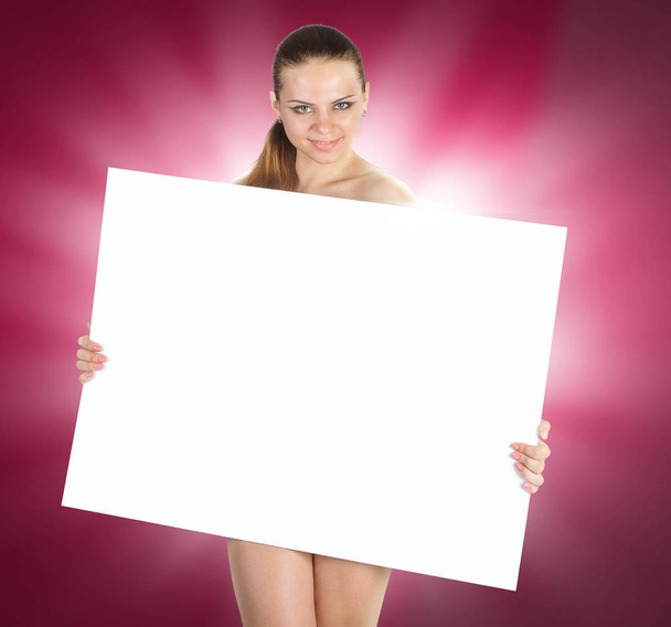 Kaunis nuori nainen, jolla on valkoinen tyhjä tyhjä aiheuttaa studi
 - Valokuva, kuva