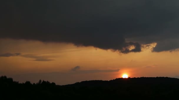 Timelapse západ slunce s pohyblivými mraky - Záběry, video
